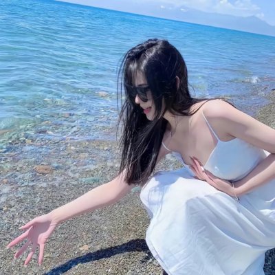 与一位女士合影